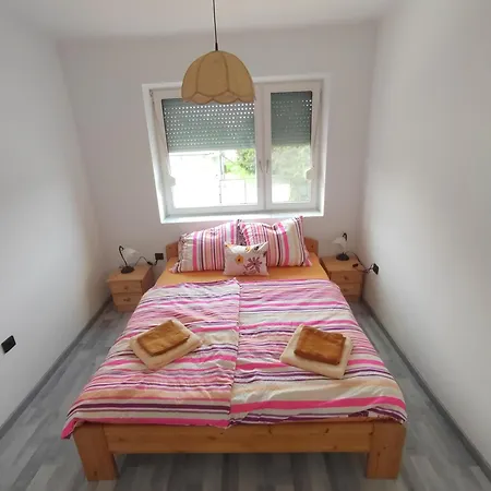 アパート Malomrev Apartmanhaz *